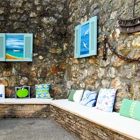 Polytropon Ground Floor アパート