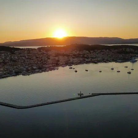 Polytropon Ground Floor * Κάστρο